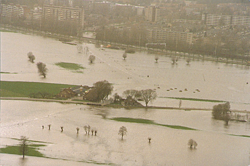 Het overstroomde projectgebied in 1998. De foto is genomen vanaf waar nu bedrijventerrein De Wieken ligt